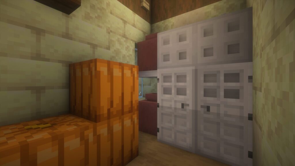 マインクラフトで建築したカフェの食材収納庫。鉄のドアやトラップドアを組み合わせて作った大型冷蔵庫と、積み上げられたカボチャのブロックが見える。
